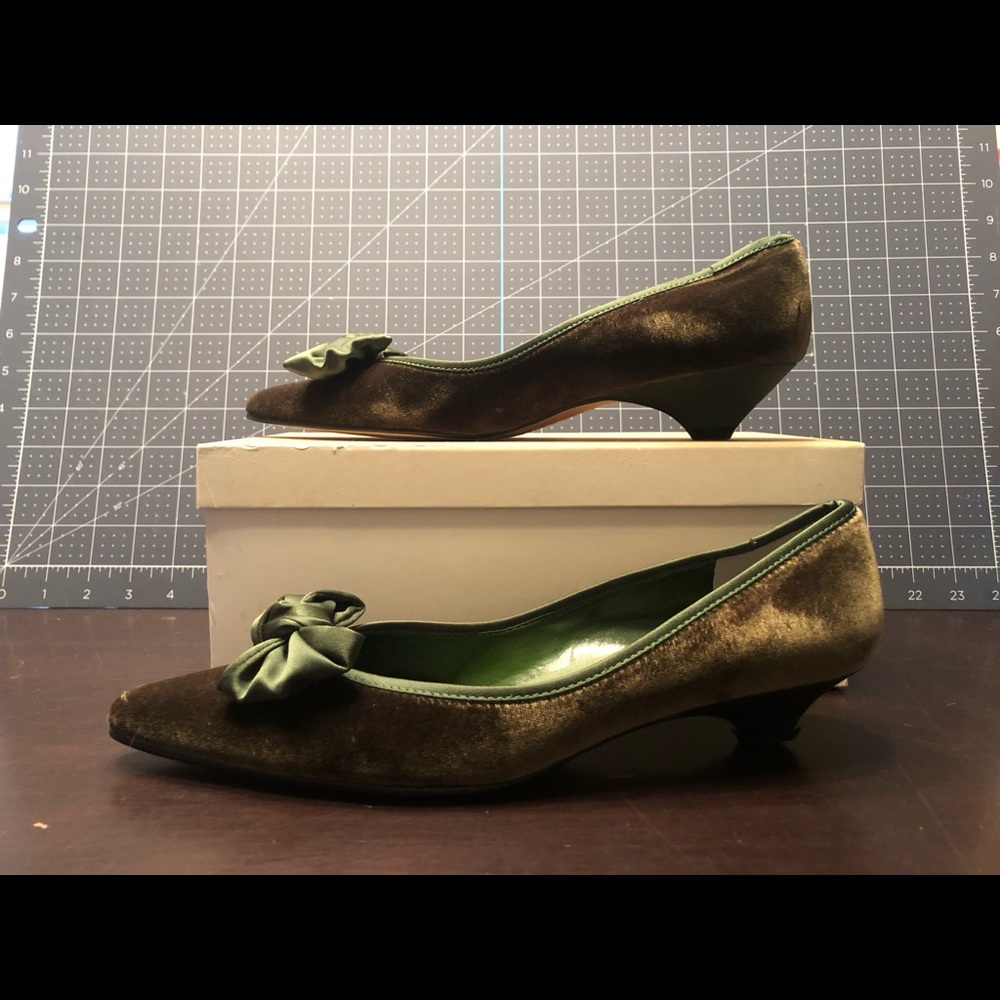 Nina velvet flats with slight heel. - Picture 3 of 5